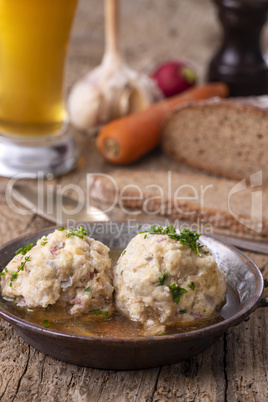 bayerische Speckknödel in Brühe