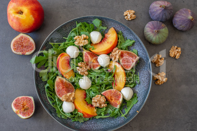 Sommerlicher Salat mit Obst