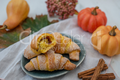 Herbstliche Kürbis Hörnchen