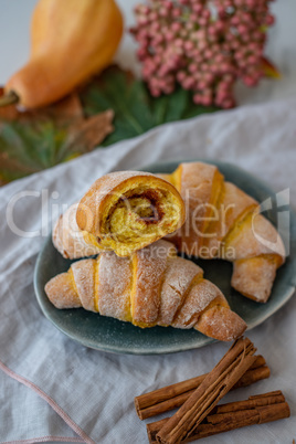 Herbstliche Kürbis Hörnchen