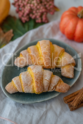 Herbstliche Kürbis Hörnchen