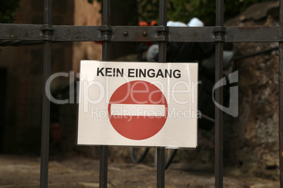 Plaque on a metal gate, text in German: No entry