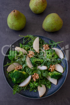 Sommerlicher Salat mit Obst