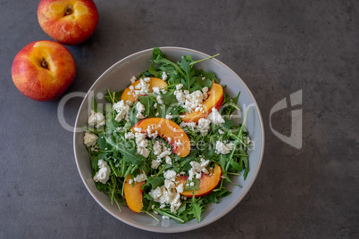 Sommerlicher Salat mit Obst