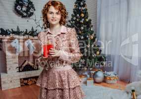 Mädchen in wunderschönem Vintage-Kleid an Weihnachten