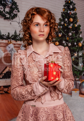 Mädchen mit Weihnachtsgeschenk am Heilig Abend