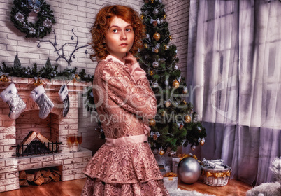 Junge Frau in einem weihnachtlich dekorierten Zimmer.