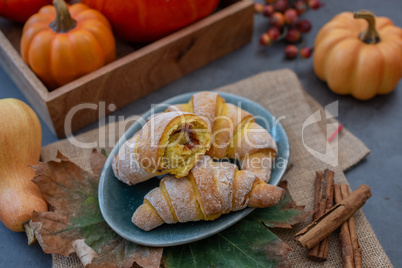 Herbstliche Kürbis Hörnchen