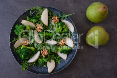 Sommerlicher Salat mit Obst