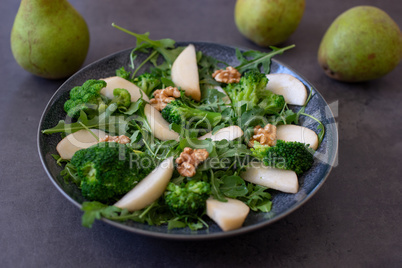 Sommerlicher Salat mit Obst