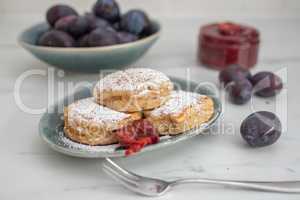 Blini Pfannkuchen mit Zwetschgen