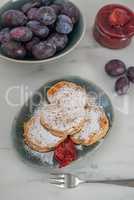 Blini Pfannkuchen mit Zwetschgen