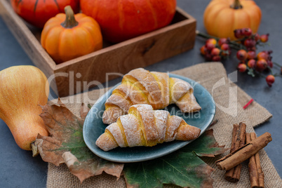 Herbstliche Kürbis Hörnchen