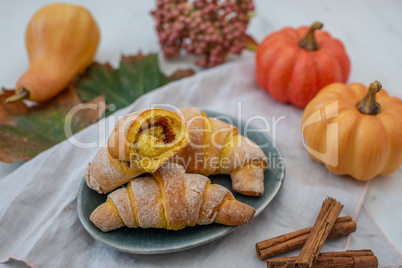 Herbstliche Kürbis Hörnchen