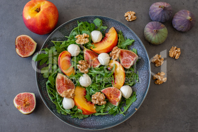 Sommersalat mit Mozzarella und Früchten