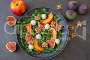 Sommersalat mit Mozzarella und Früchten