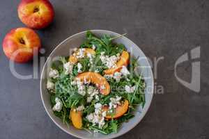 Sommersalat mit Mozzarella und Früchten