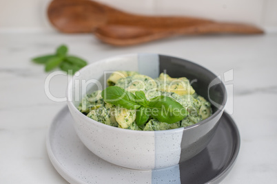 Italienische Tortellini mit grüner Basilikum Sauce