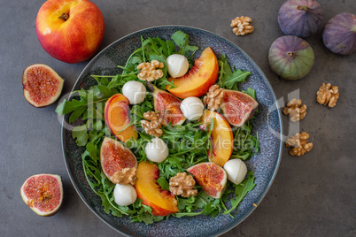 Sommersalat mit Mozzarella und Früchten