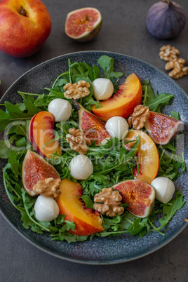 Sommersalat mit Mozzarella und Früchten