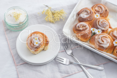 Frühling Zimtschnecken mit Holunderblüten