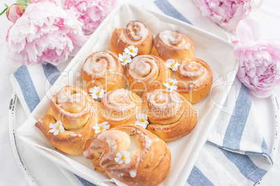 Frühling Zimtschnecken mit Holunderblüten