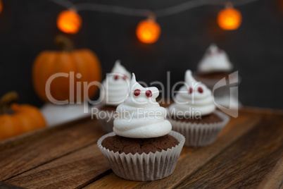 Halloween Cupcakes mit Baiser Geistern