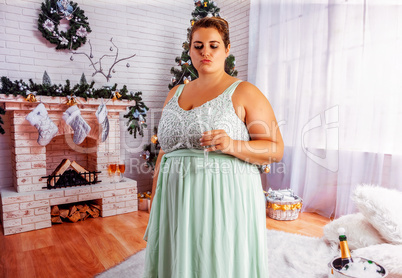 Elegante, übergewichtige Frau mit einem Glas Sekt.