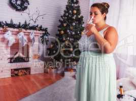 Elegante, übergewichtige Frau trinkt ein Glas Sekt.