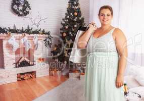 Elegante, kurvige Frau mit Einkaufstüten