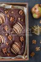 Herbstlicher Schoko Brownie mit Birnen und Nüssen