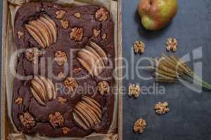 Herbstlicher Schoko Brownie mit Birnen und Nüssen