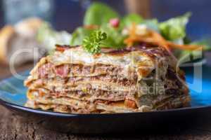 Portion frischer Lasagne auf einem Teller