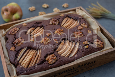 Herbstlicher Schoko Brownie mit Birnen und Nüssen