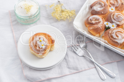 Frühling Zimtschnecken mit Holunderblüten