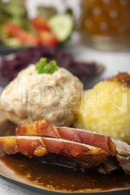 bayerischer Schweinebraten mit verschiedenen Knödeln