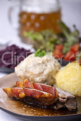 bayerischer Schweinebraten mit verschiedenen Knödeln