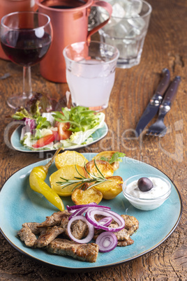 griechisches Gyros mit Salat und Ouzo