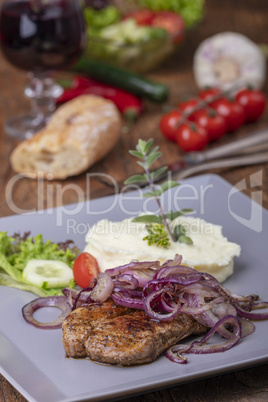 gegrilltes Schweinesteak mit Zwiebeln