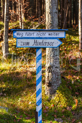 Hinweisschild im Zauberwald im Nationalpark Berchtesgaden