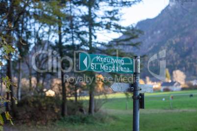 Hinweisschild zum Kreuzweg St. Magdalena