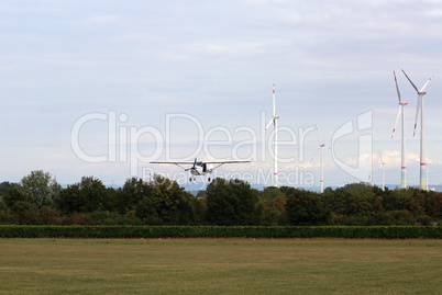 Kleinflugzeug und Windpark