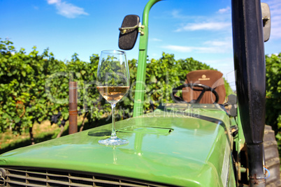 Weinglas auf einem Traktor
