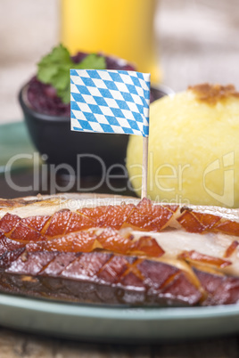 bayerischer Schweinebraten mit Knödeln