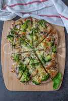 Gesunde Pizza aus Dinkelmehl mit Gemüse