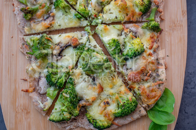 Gesunde Pizza aus Dinkelmehl mit Gemüse