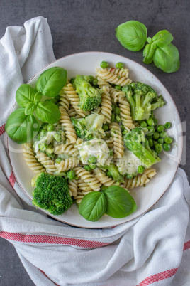 Gesunde grüne one pot pasta mit gemüse