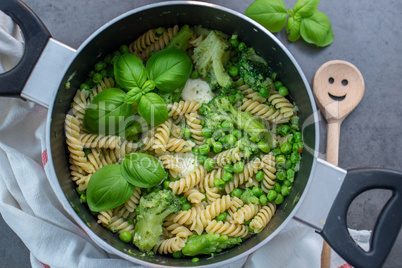 Gesunde grüne one pot pasta mit gemüse