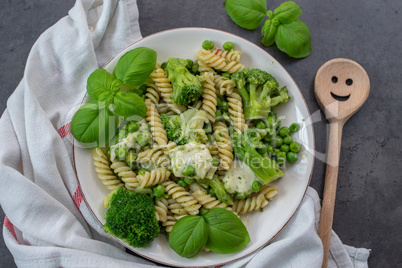 Gesunde grüne one pot pasta mit gemüse