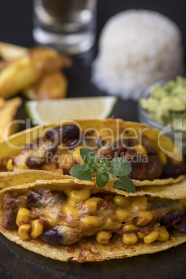 mexikanische Tacos mit Reis auf Schiefer